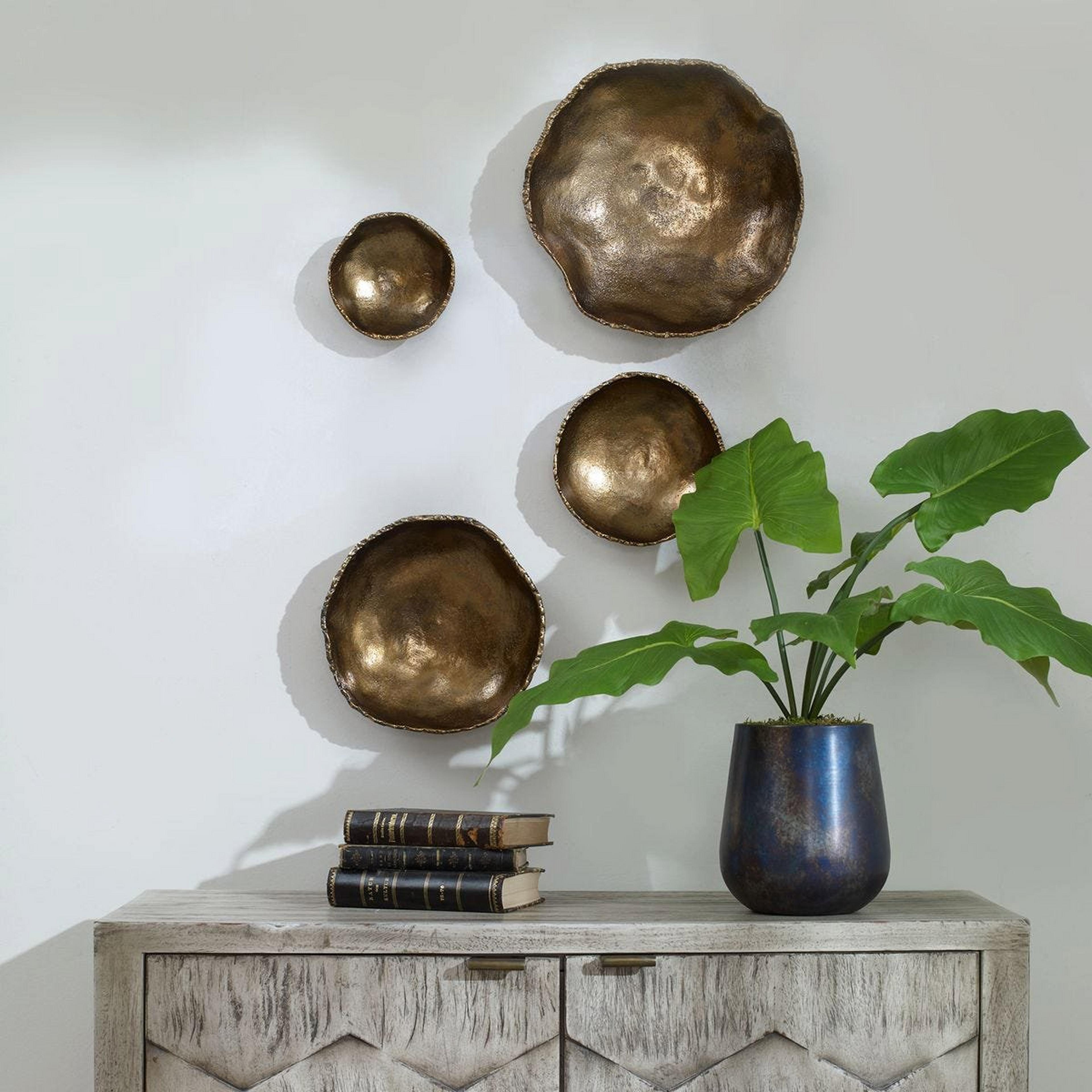 A Trindle Wall Decor with Antique Brass color