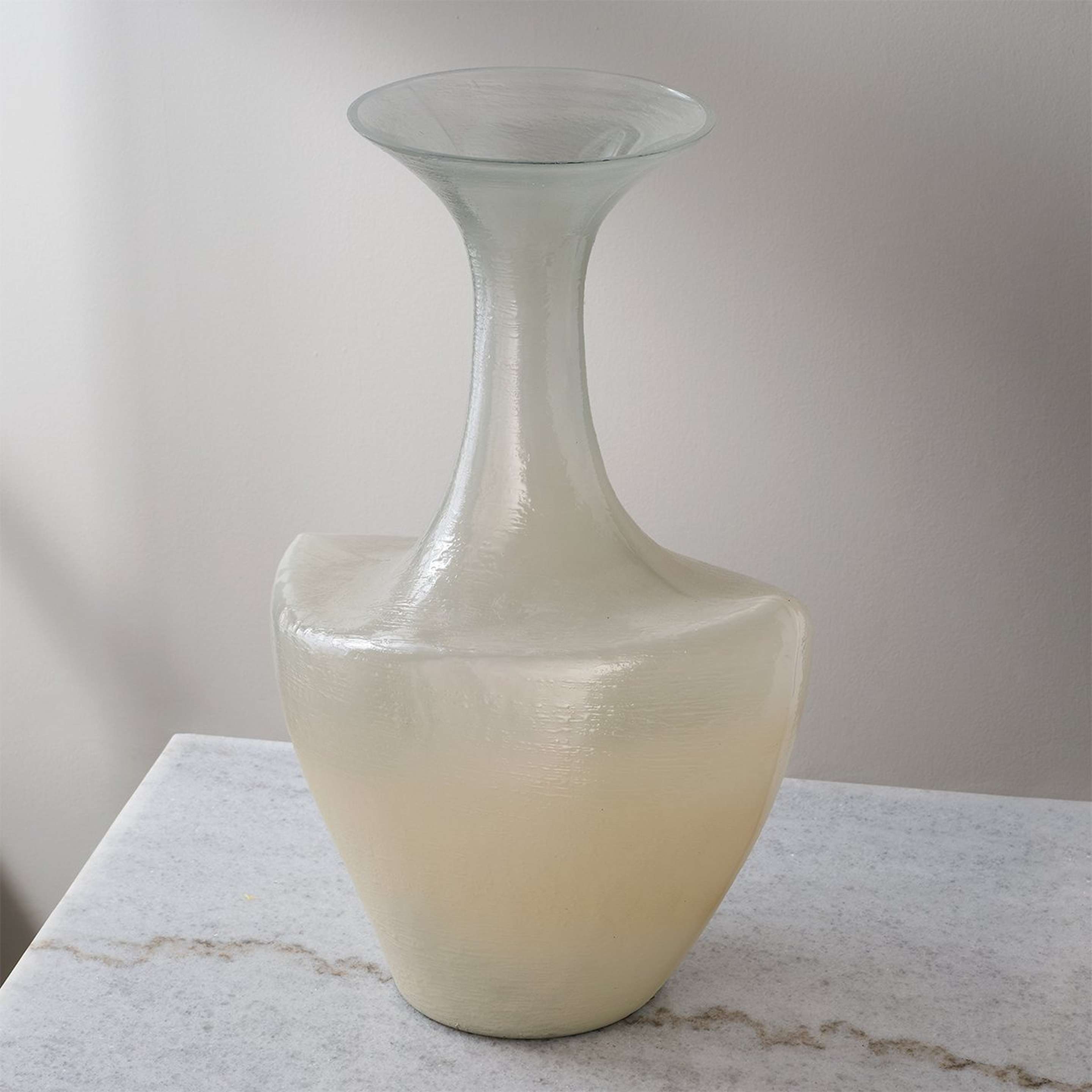 A Roya Vase with Iced Teal color