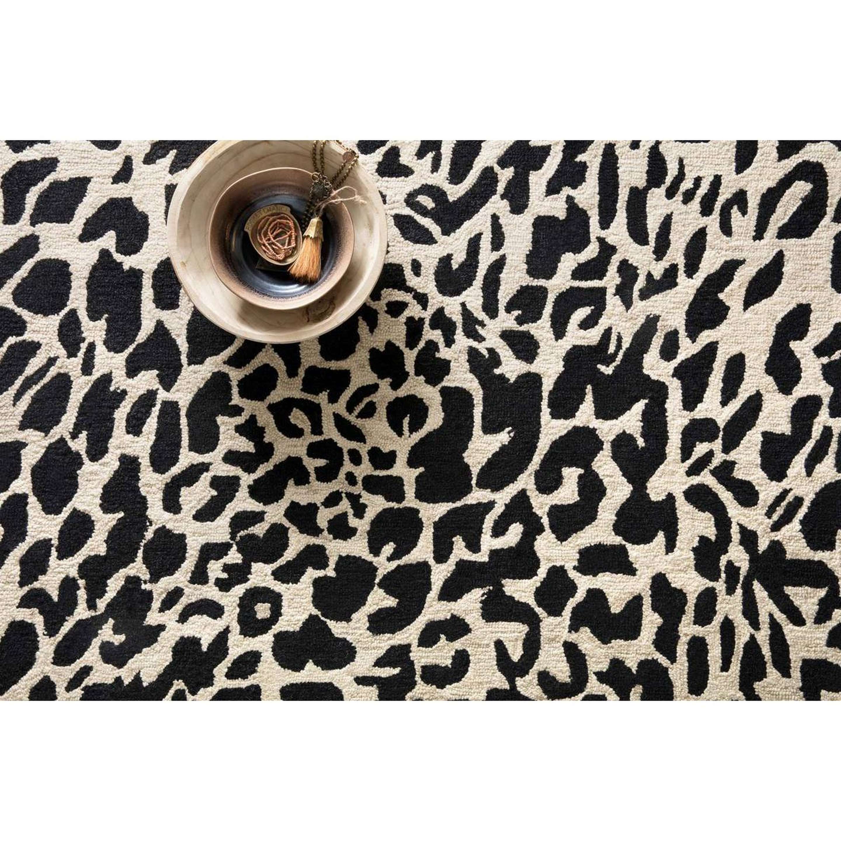 A Cheerful Cheetah Hand-Hooked Rug with Black / Ivory color