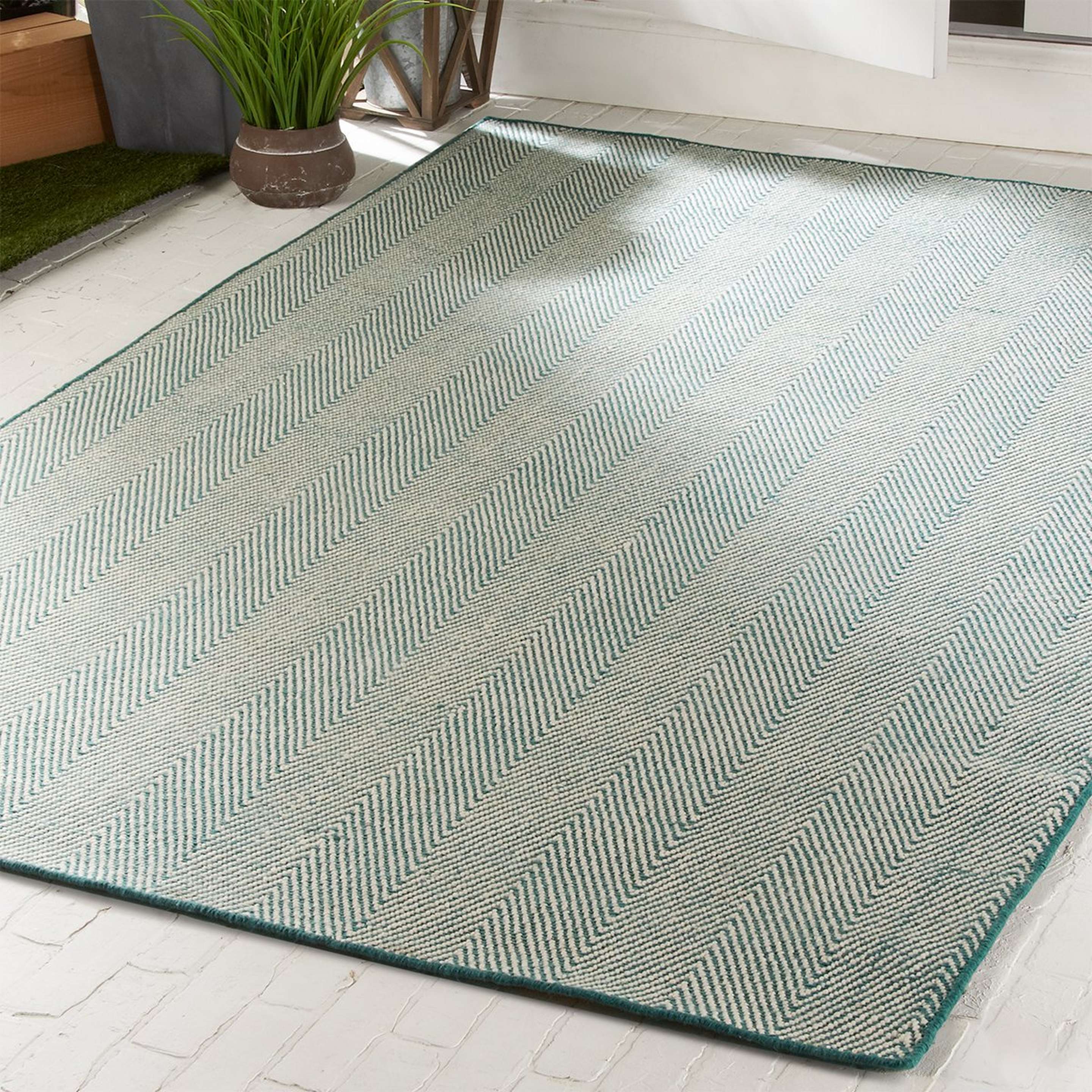 A Sophisticated Chevron Indoor / Outdoor Rug with Teal color