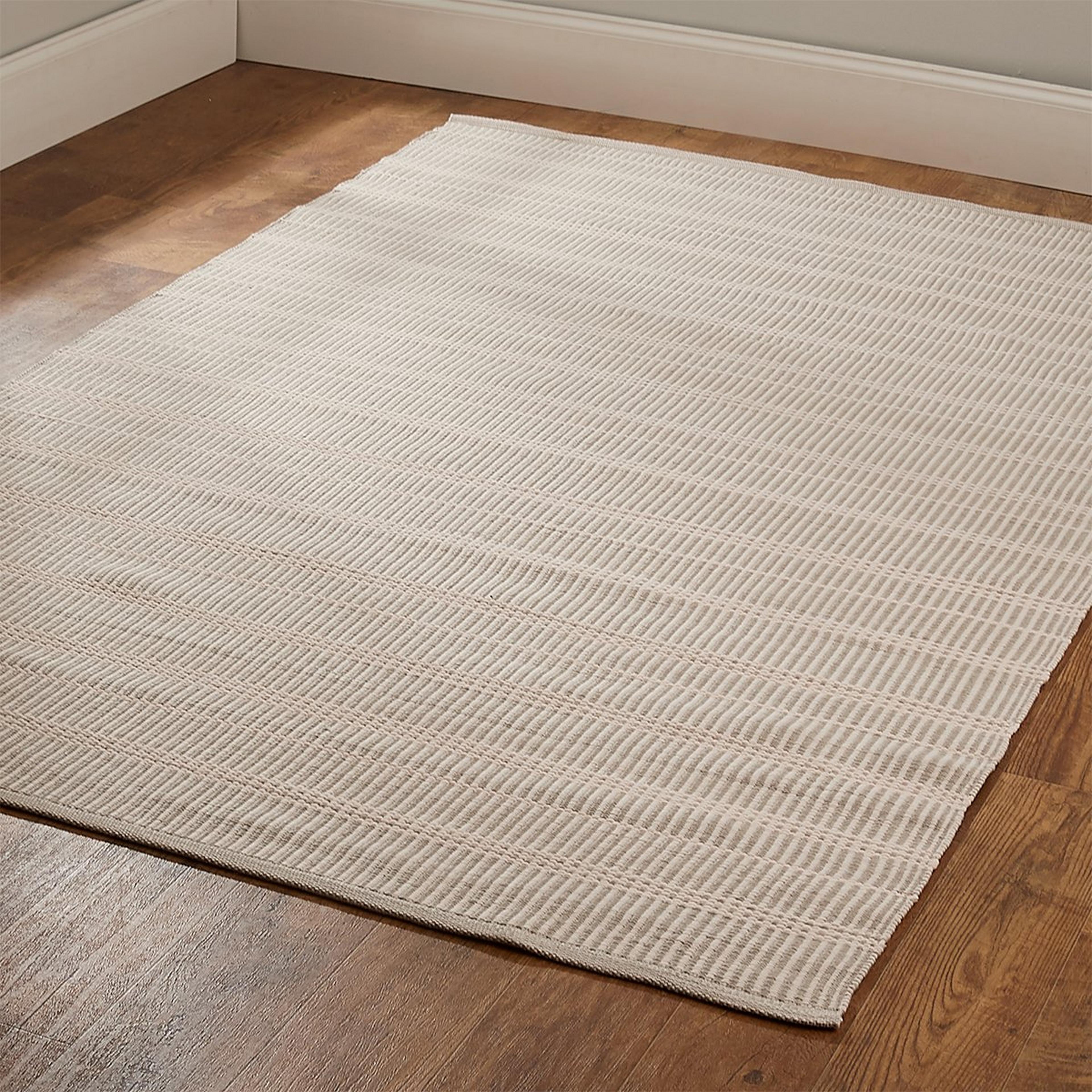 A Helmsdale Indoor / Outdoor Rug with Gray / Ivory color