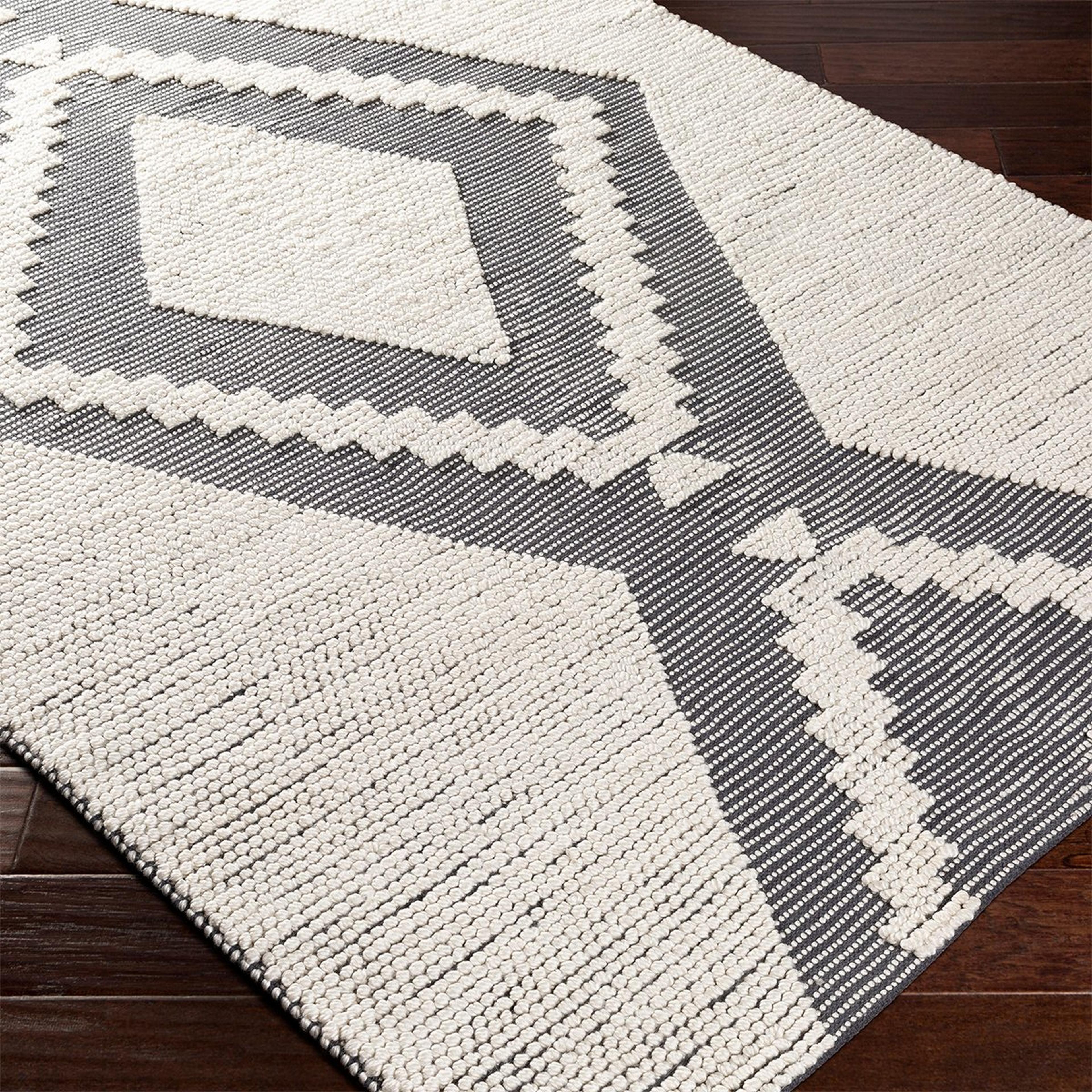 A Sefton Indoor / Outdoor Rug with Ivory / Charcoal color