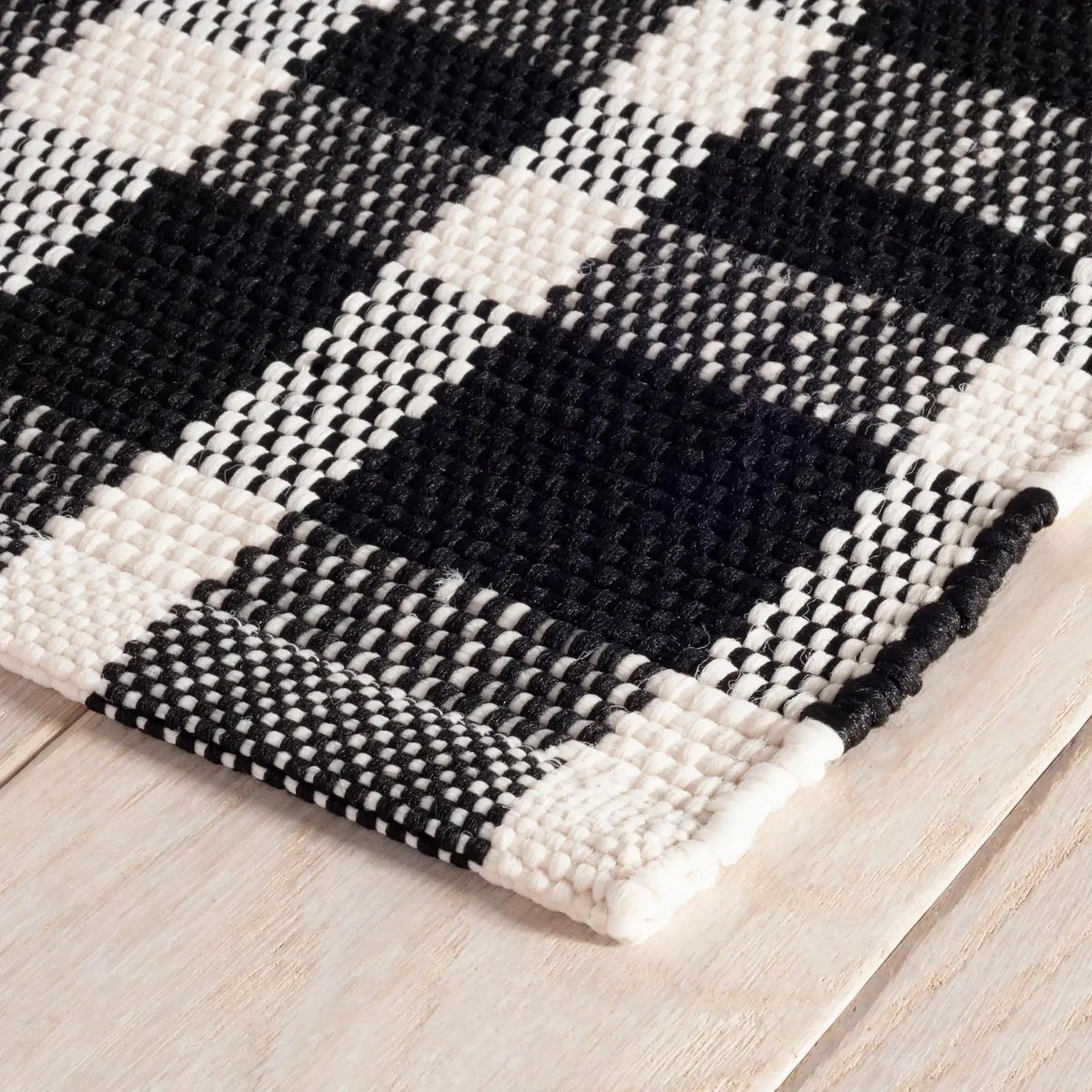 A Promenade Handwoven Indoor / Outdoor Rug with Black / White color