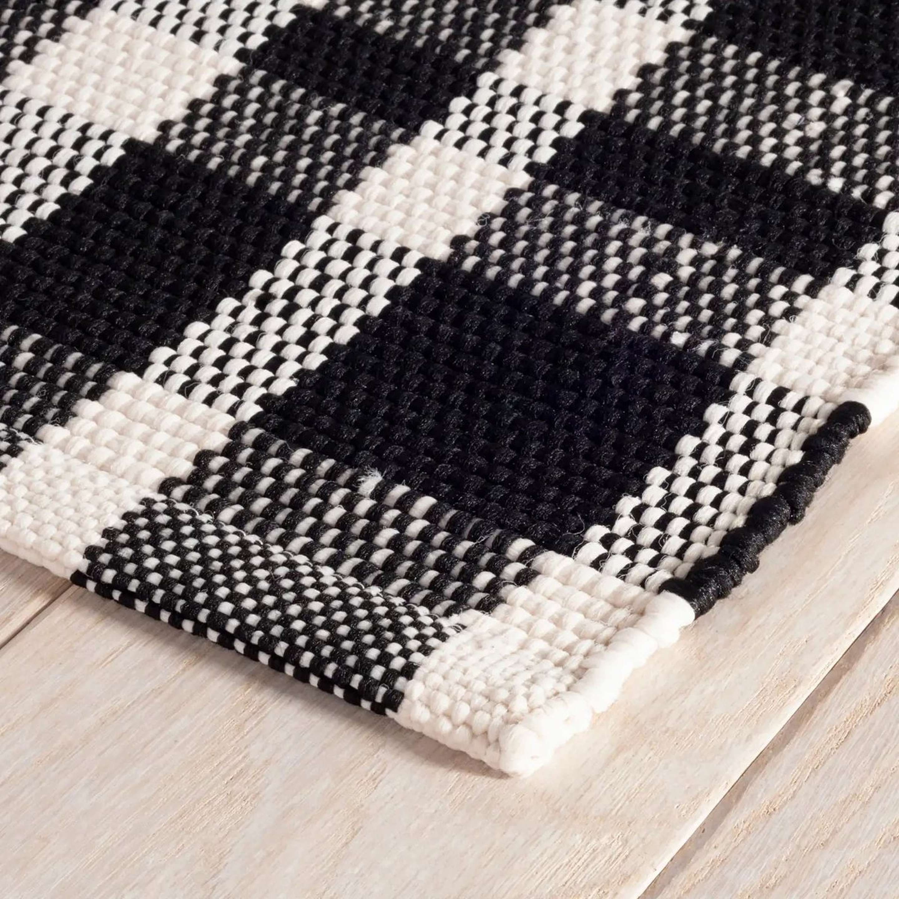 A Promenade Handwoven Indoor / Outdoor Rug with Black / White color