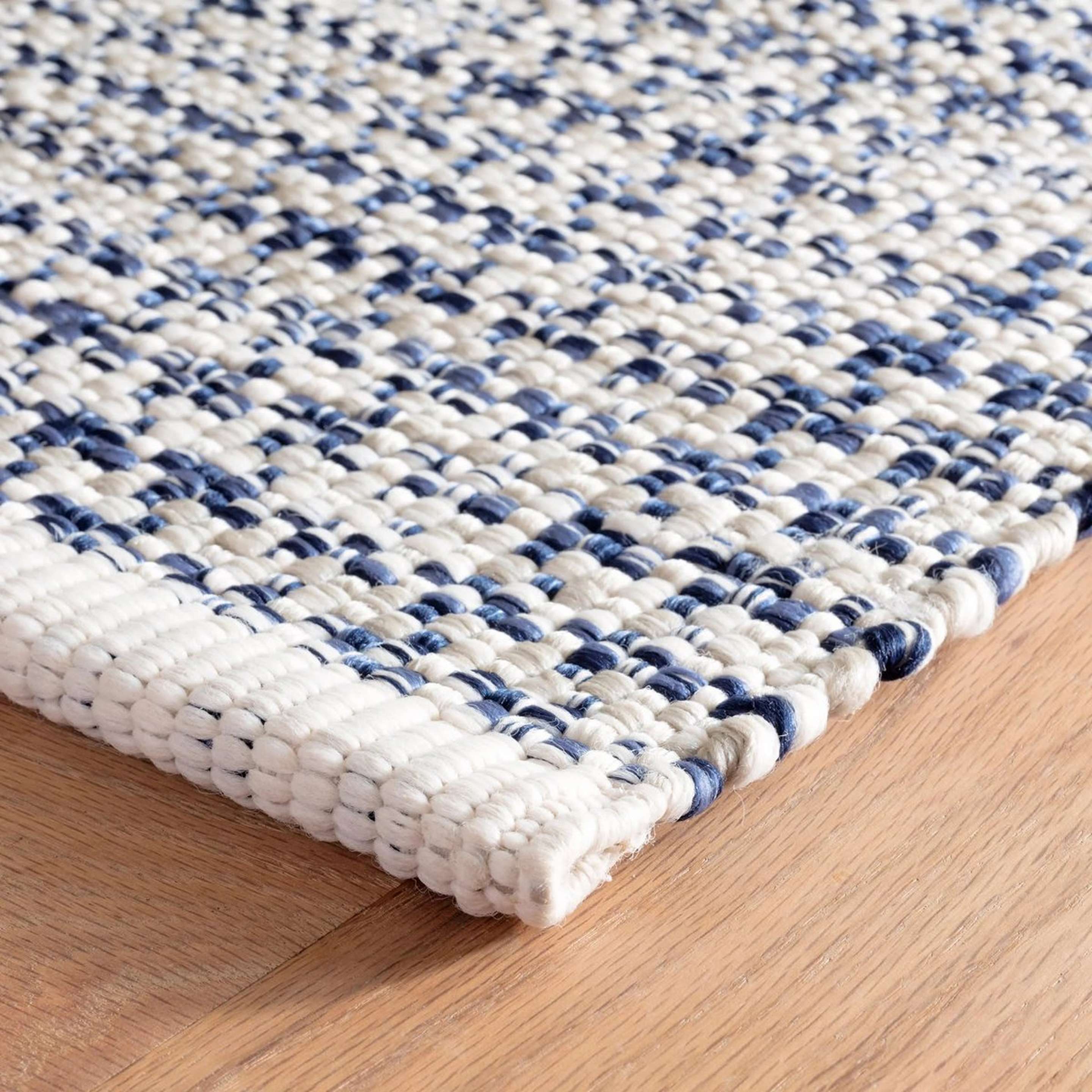 A Honorine Handwoven Indoor/Outdoor Rug with Blue / White color
