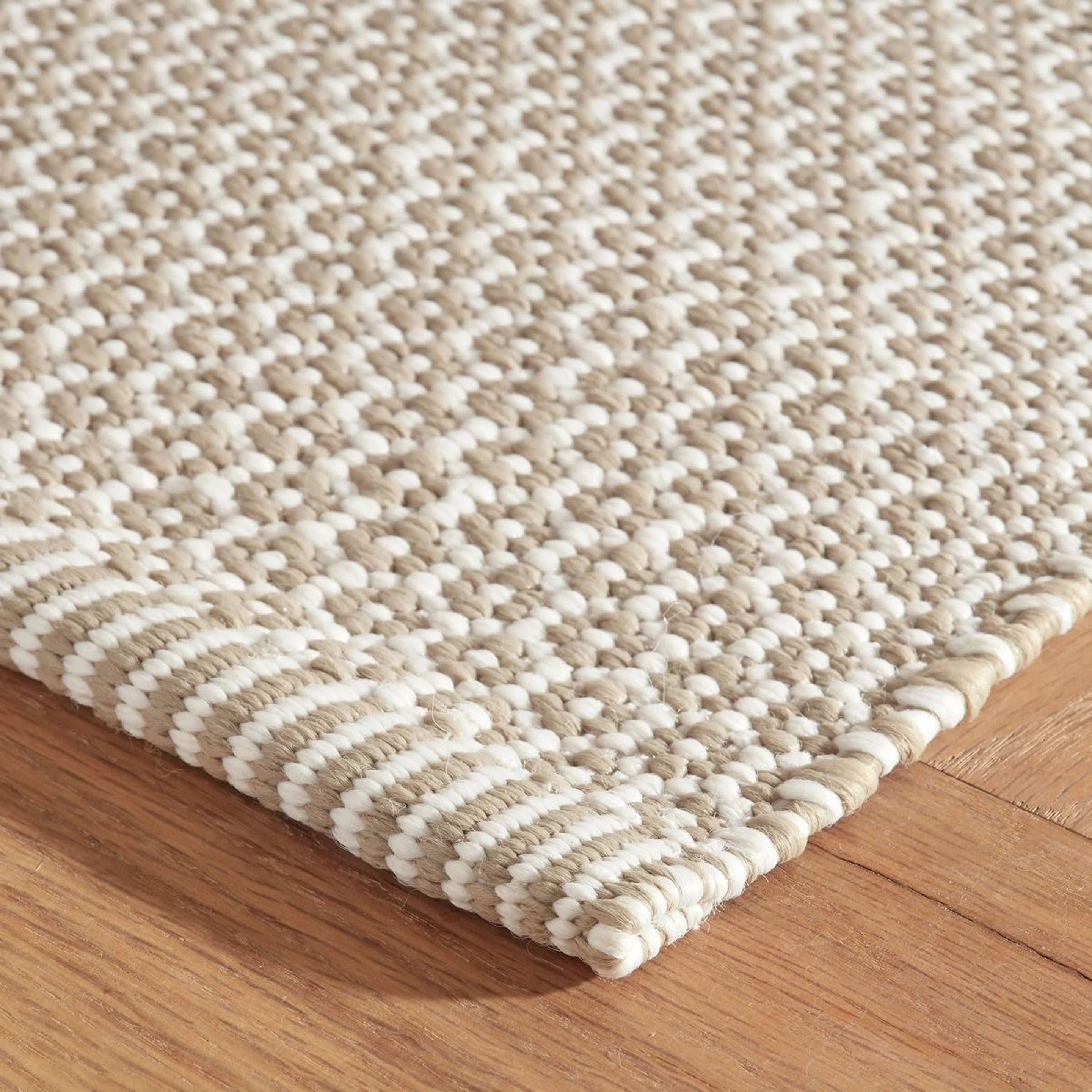 A Aestival Handwoven Indoor/Outdoor Rug with Beige / White color