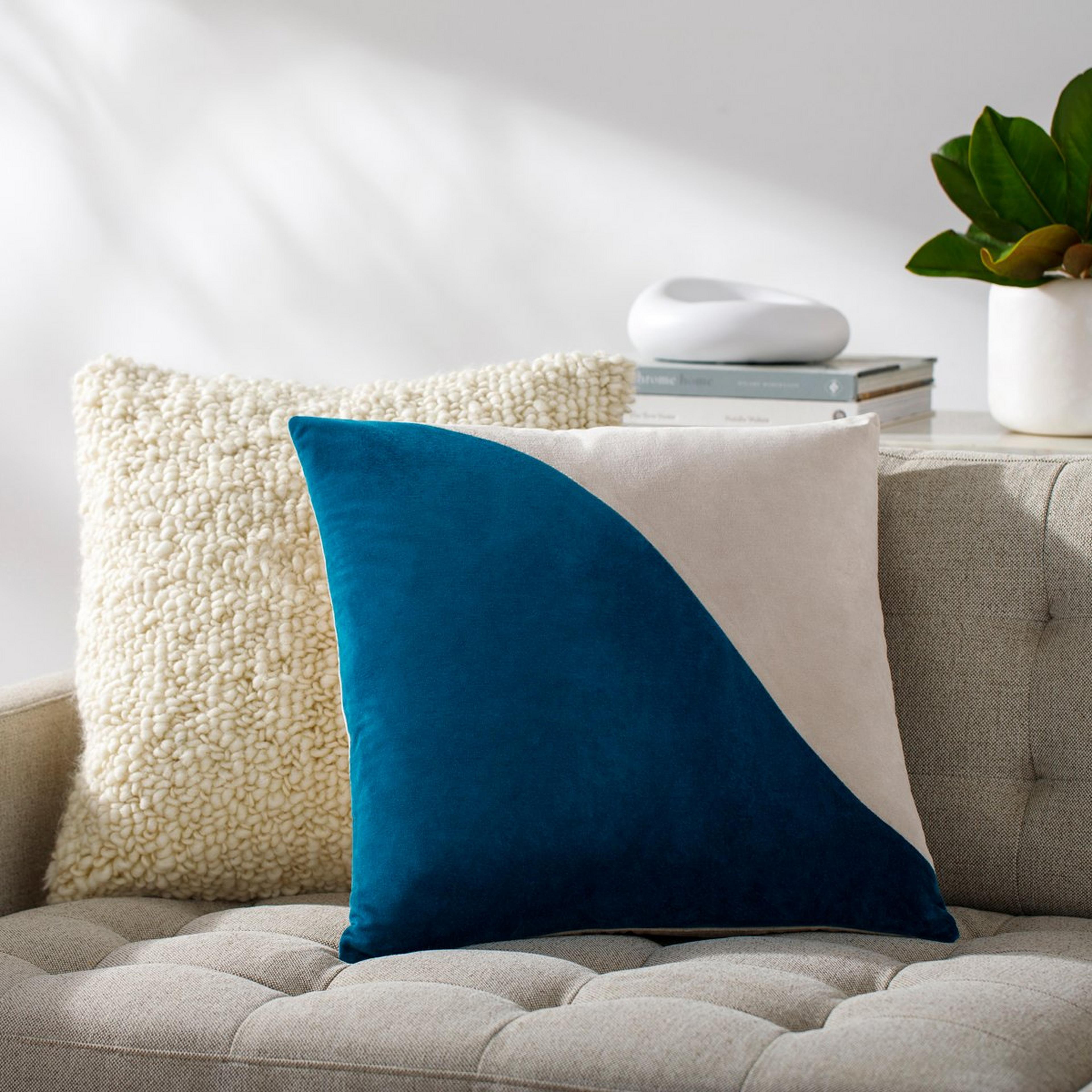A Medio Pillow with undefined color