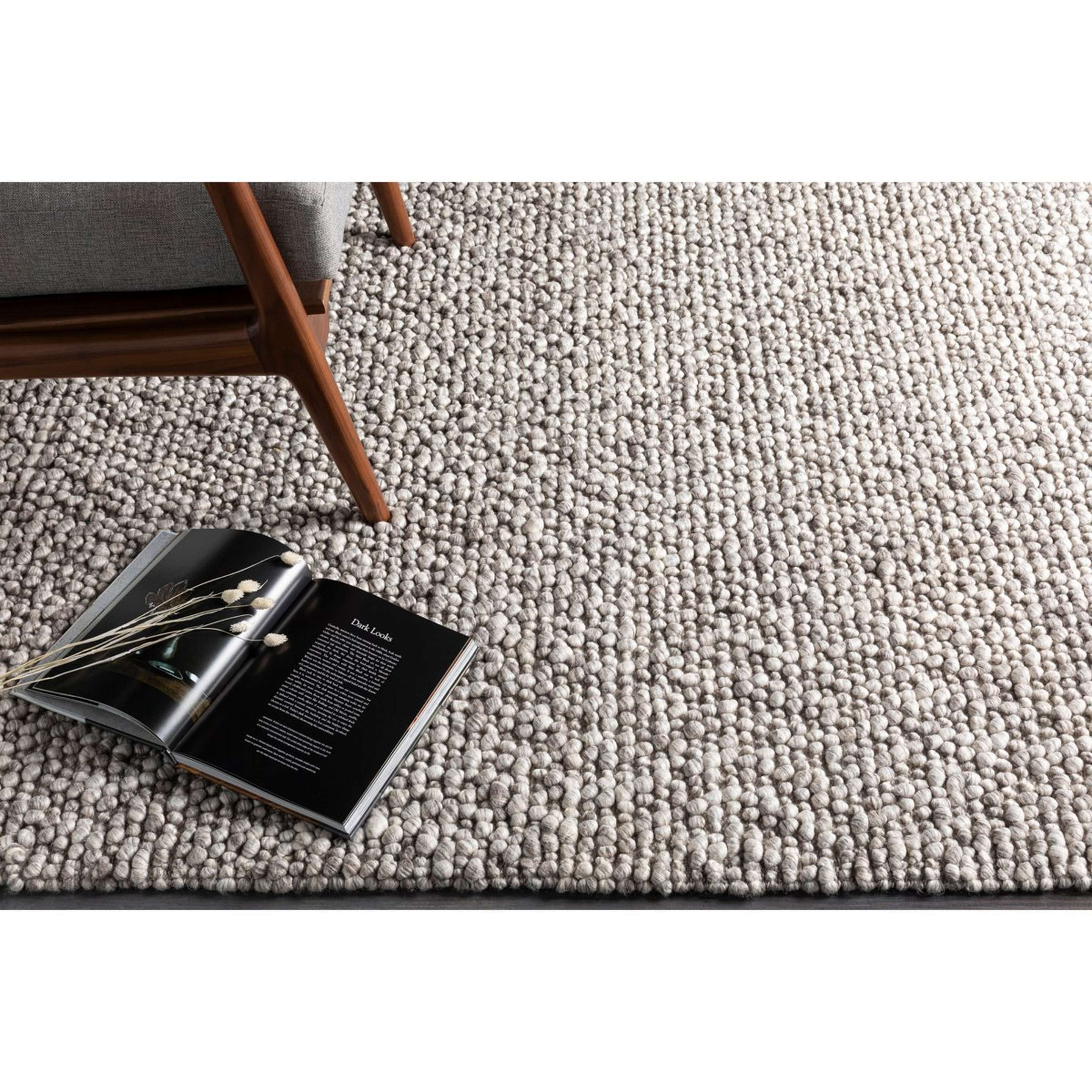 A Ainsdale Handwoven Rug with Gray / Ivory color