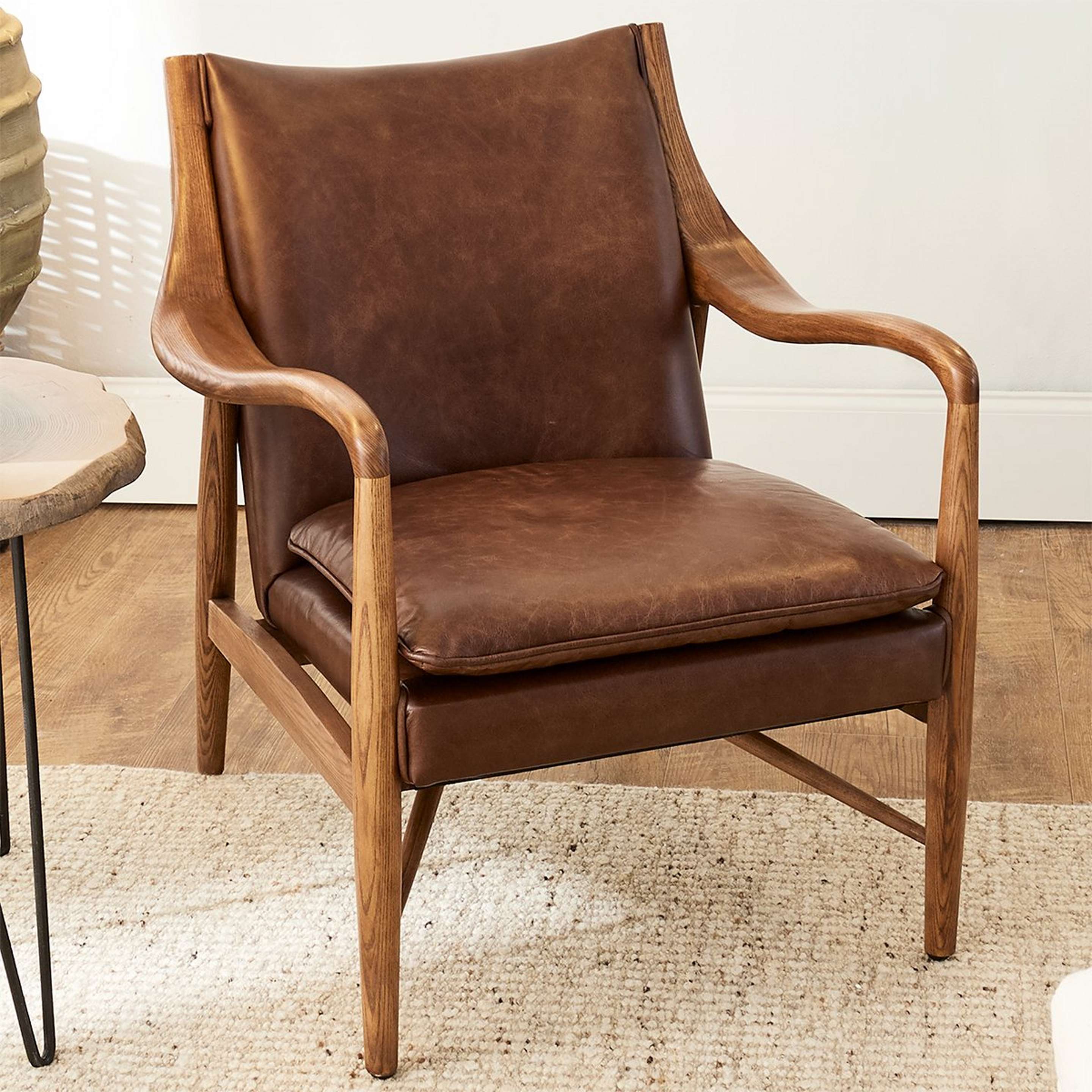 A Oslo Club Chair with Natural Wood / Leather color