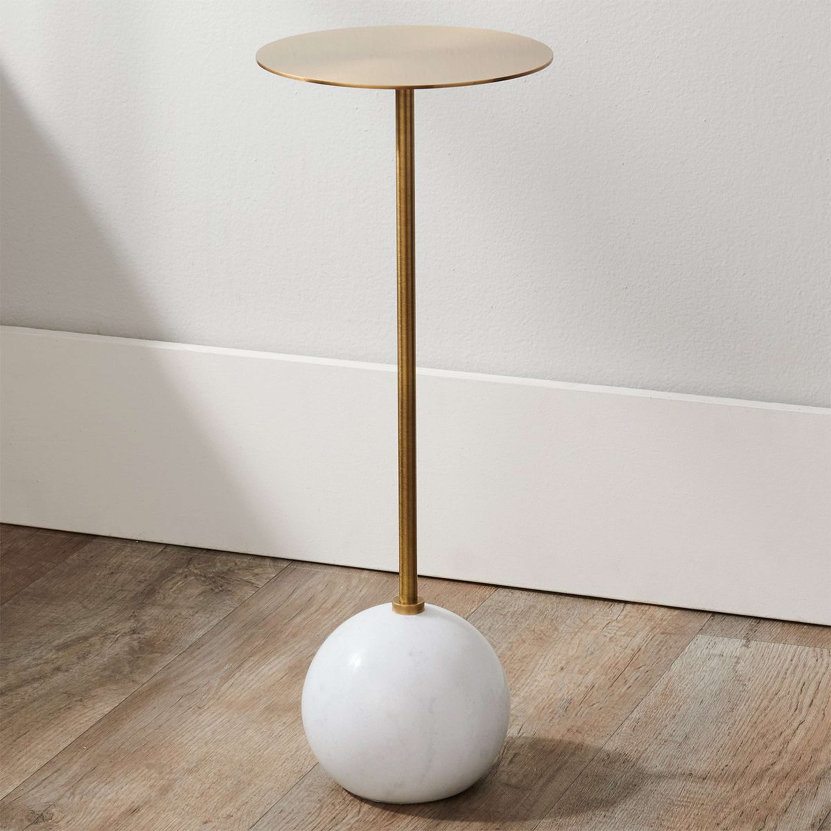 A Negroni End Table with Brushed Brass / White Marble color