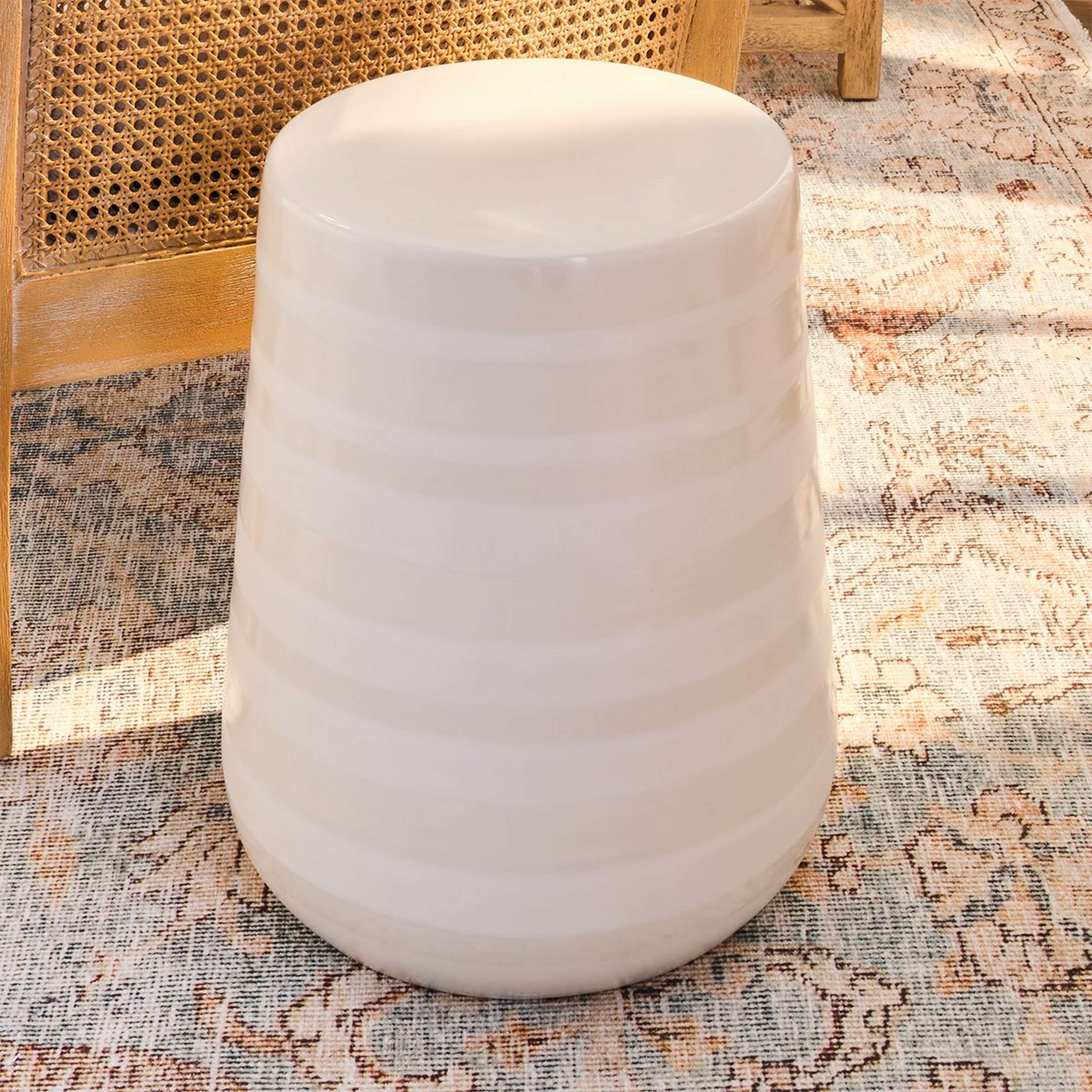 A Rohdeyo Stool with Gloss White / Matte White color