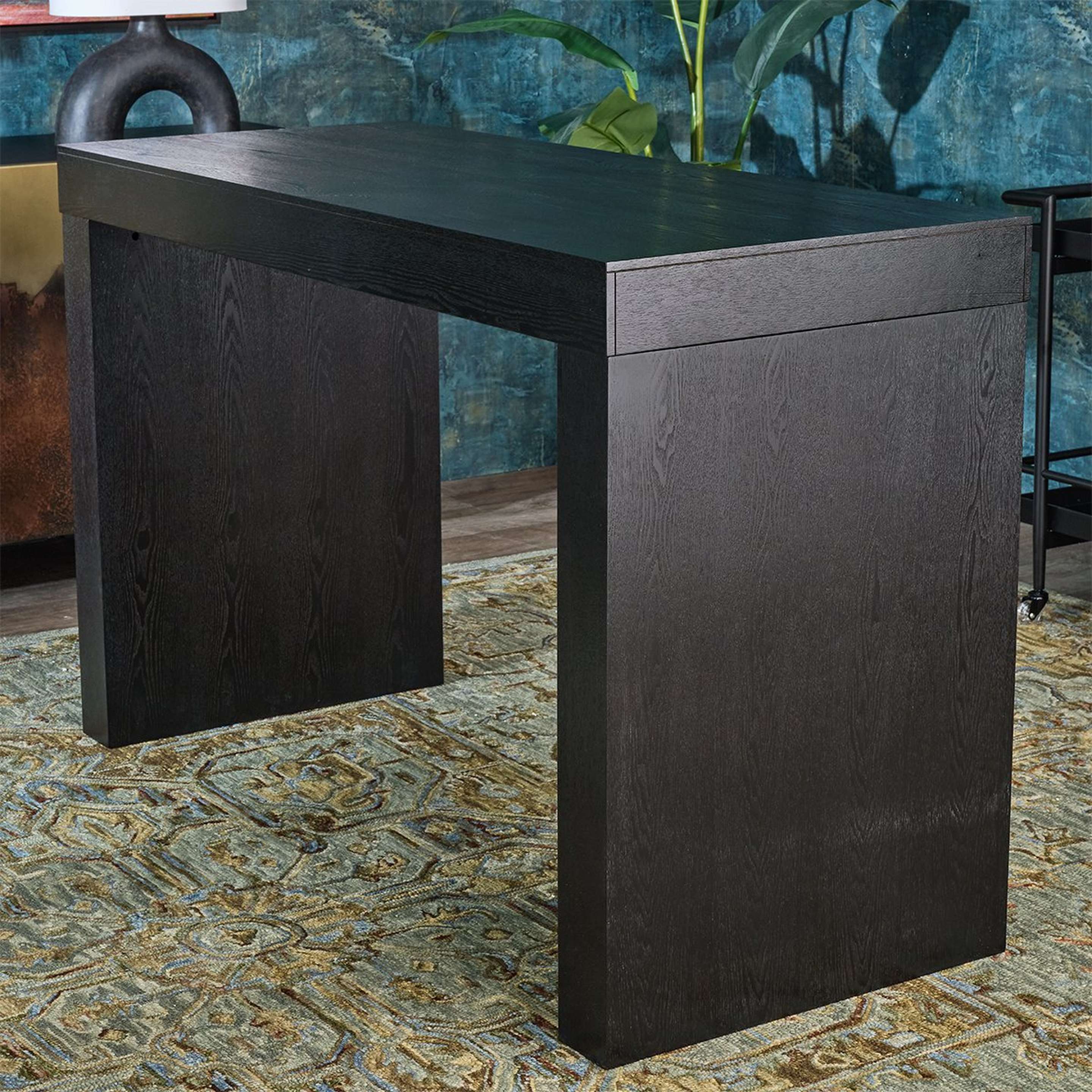A Malvada High Top Table with Black color