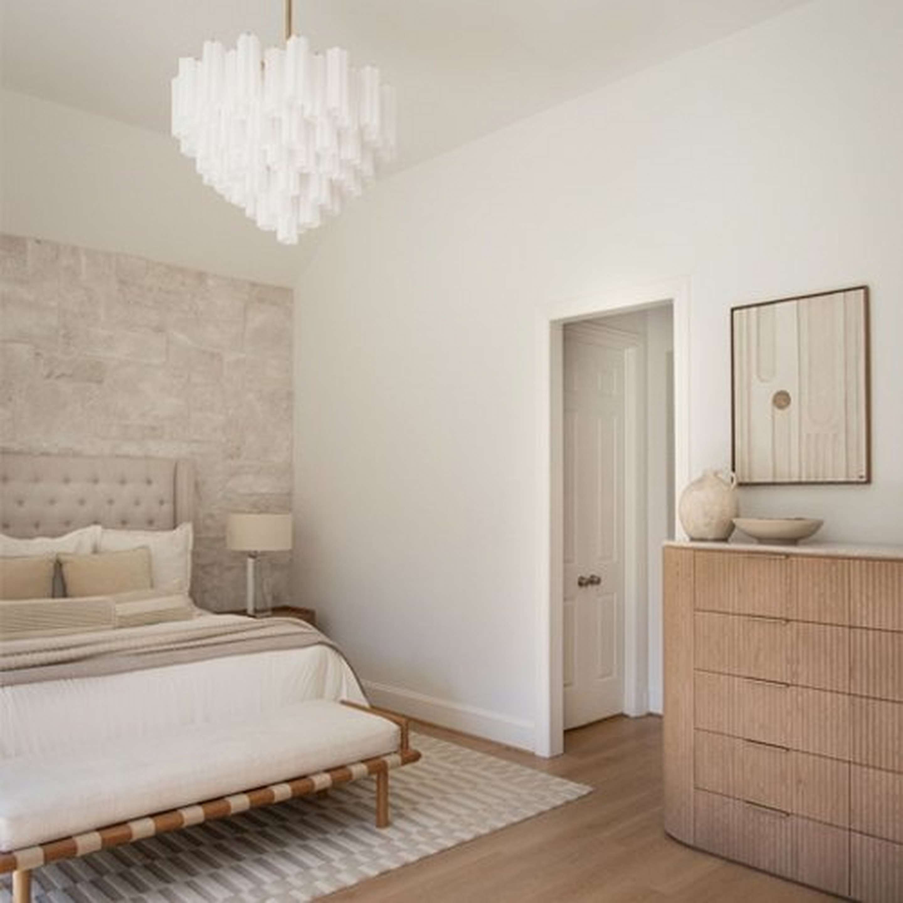White Tronchi Glass Imondo Chandelier in a bedroom