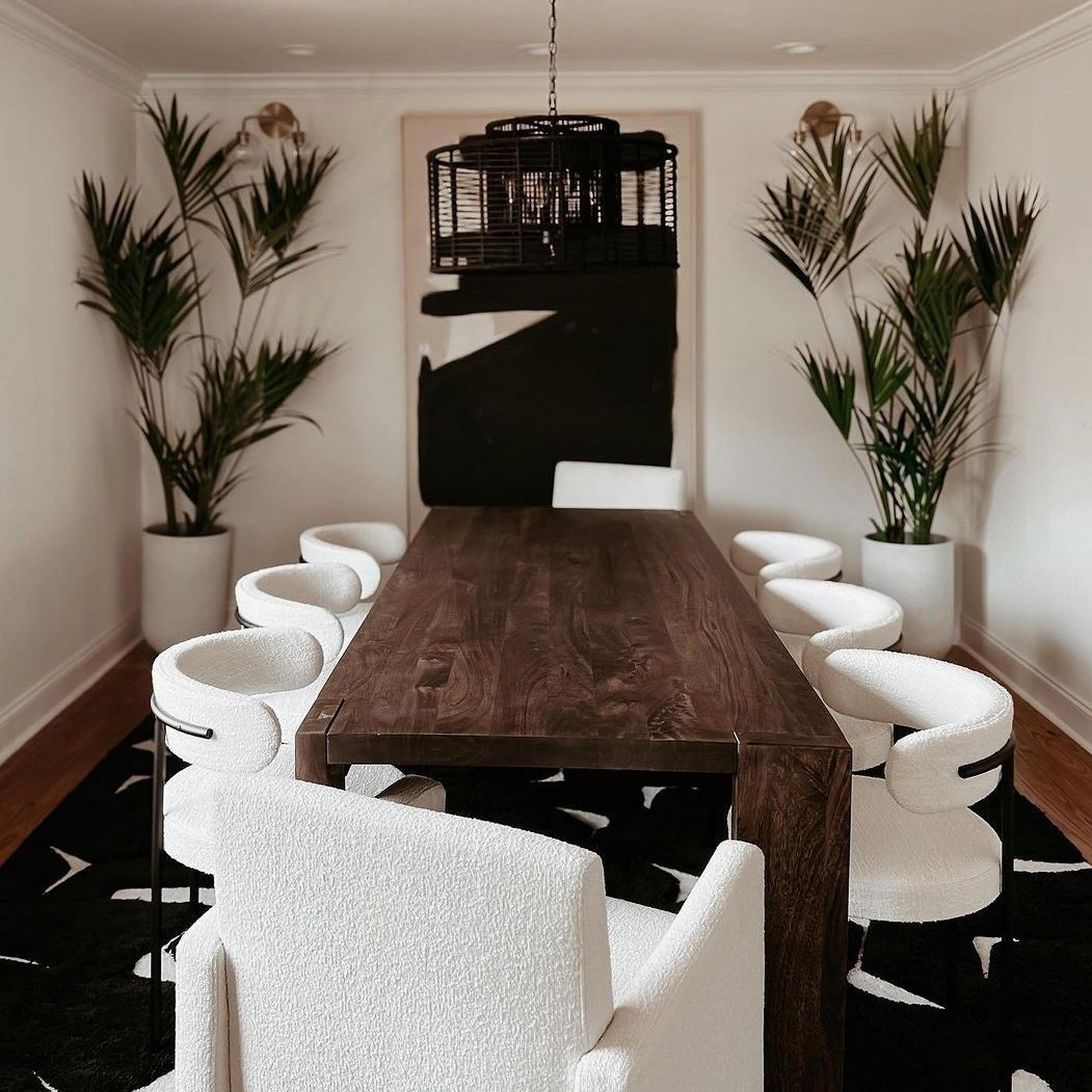Black jute veil chandelier in modern dining room