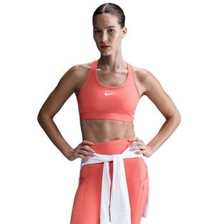Nike Soutien-gorge de sport rembourr&eacute; &agrave; soutien moyen Swoosh pour femmes