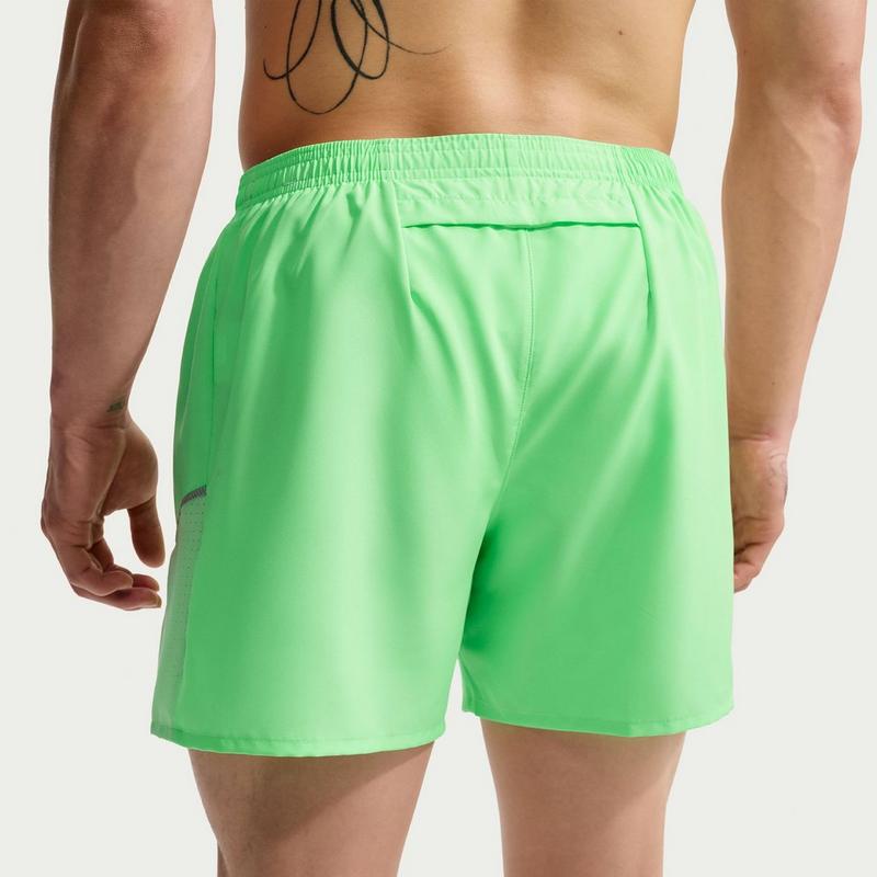 Nike Short doubl&eacute; Miler Dri-FIT de 5 po pour hommes