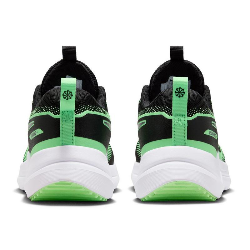 Nike Juniors' [3.5-7] Cosmic Runner Running Shoe