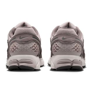 Nike Men's Zoom Vomero 5 SE Shoe