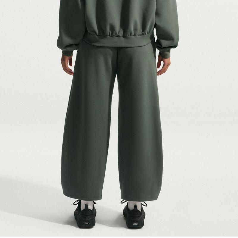 Nike Pantalon 24.7 ImpossiblySoft &agrave; jambe large pour femmes