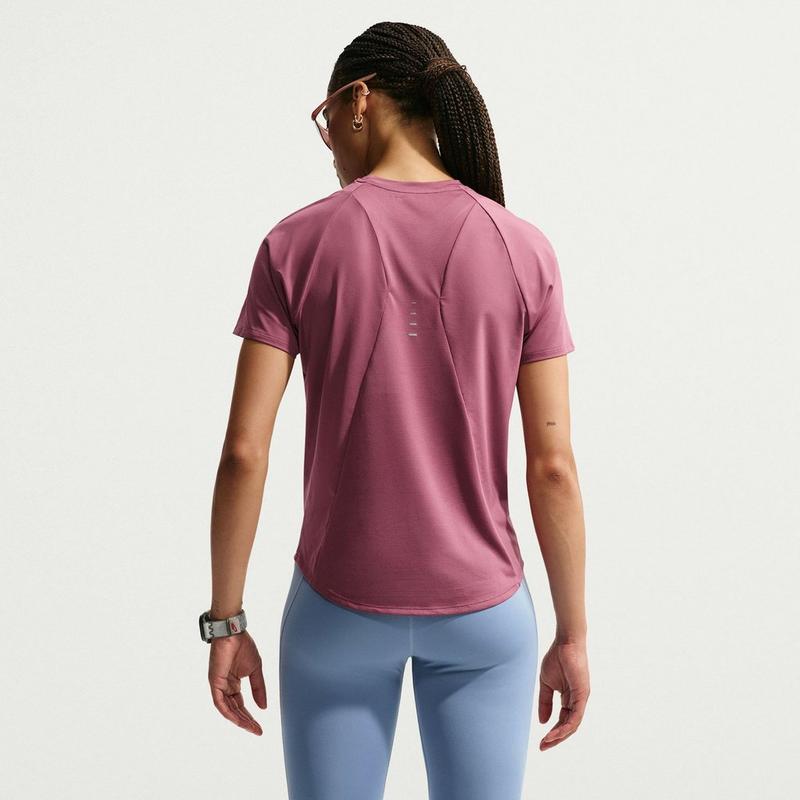 Nike Haut &agrave; manches courtes Swift Dri-FIT pour femmes