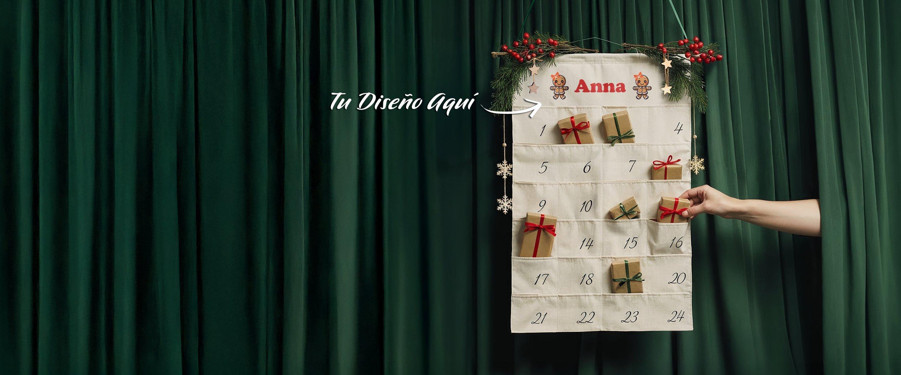 Grüner Hintergrund mit weißem Adventskalender mit 24 Ziffern davor. Hand greift in eines der Türchen.