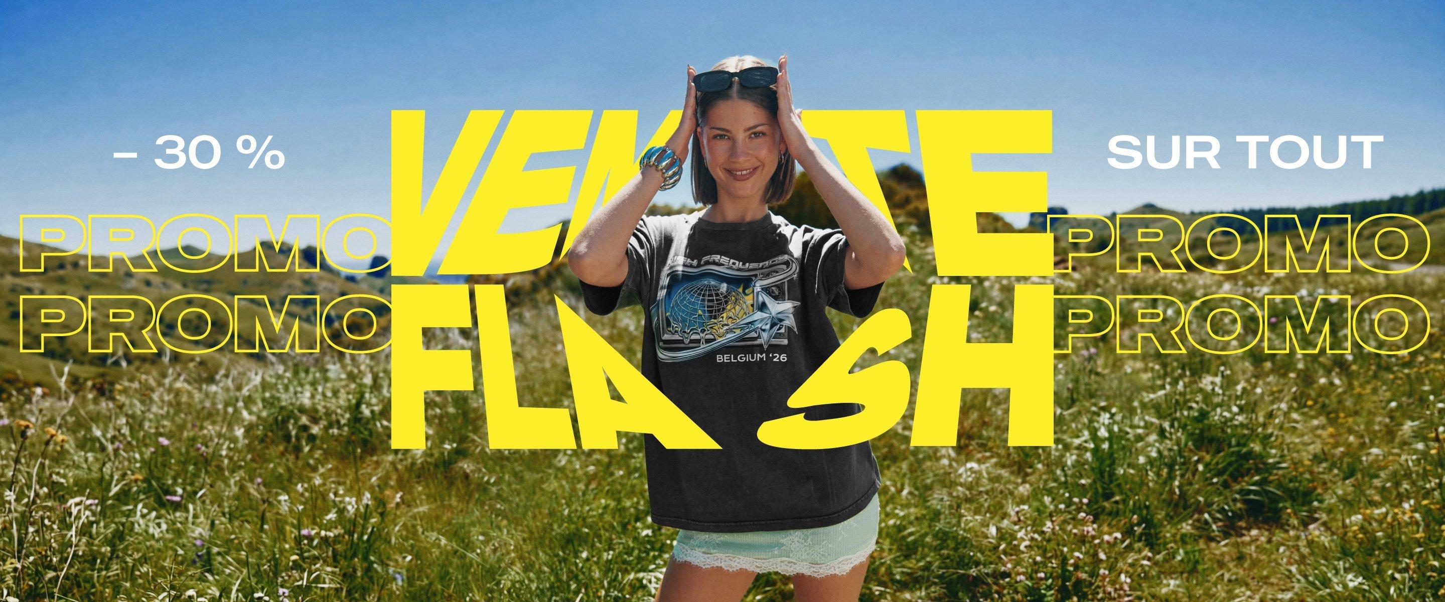 Portant un t-shirt imprimé et des lunettes de soleil, une femme souriante est debout dans un champ avec le texte promotionnel – 30 % sur tout, Vente flash.