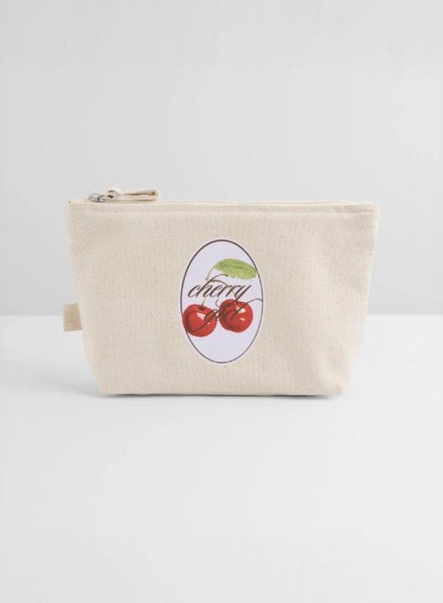Bolsita color beige con diseño de cerezas