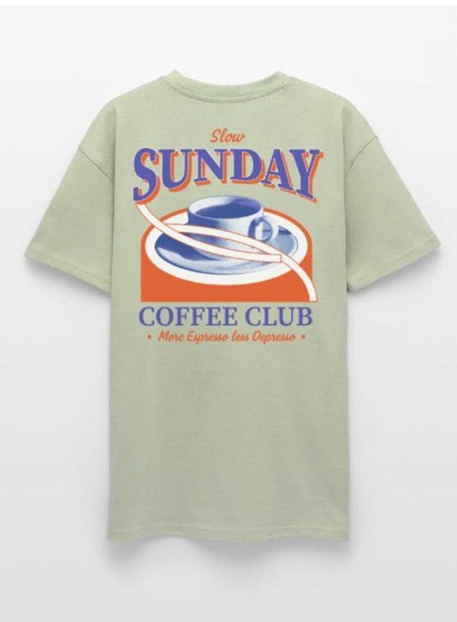 Camiseta de color verde salvia claro con diseño imprimido "Club del Café de los domingos"