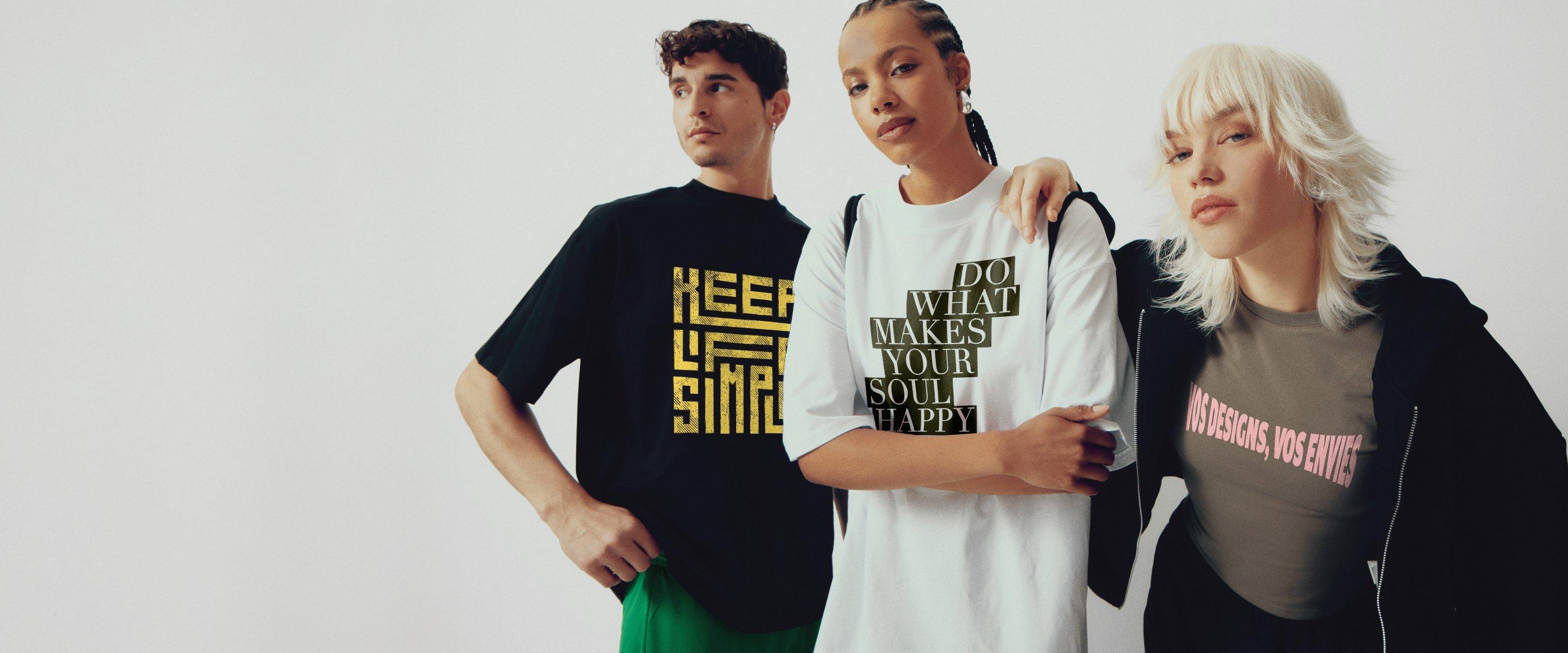 Trois personnes posent en t-shirts portant “Keep It Simple,” “Do What Makes Your Soul Happy” et “Vos idées, vos envies”