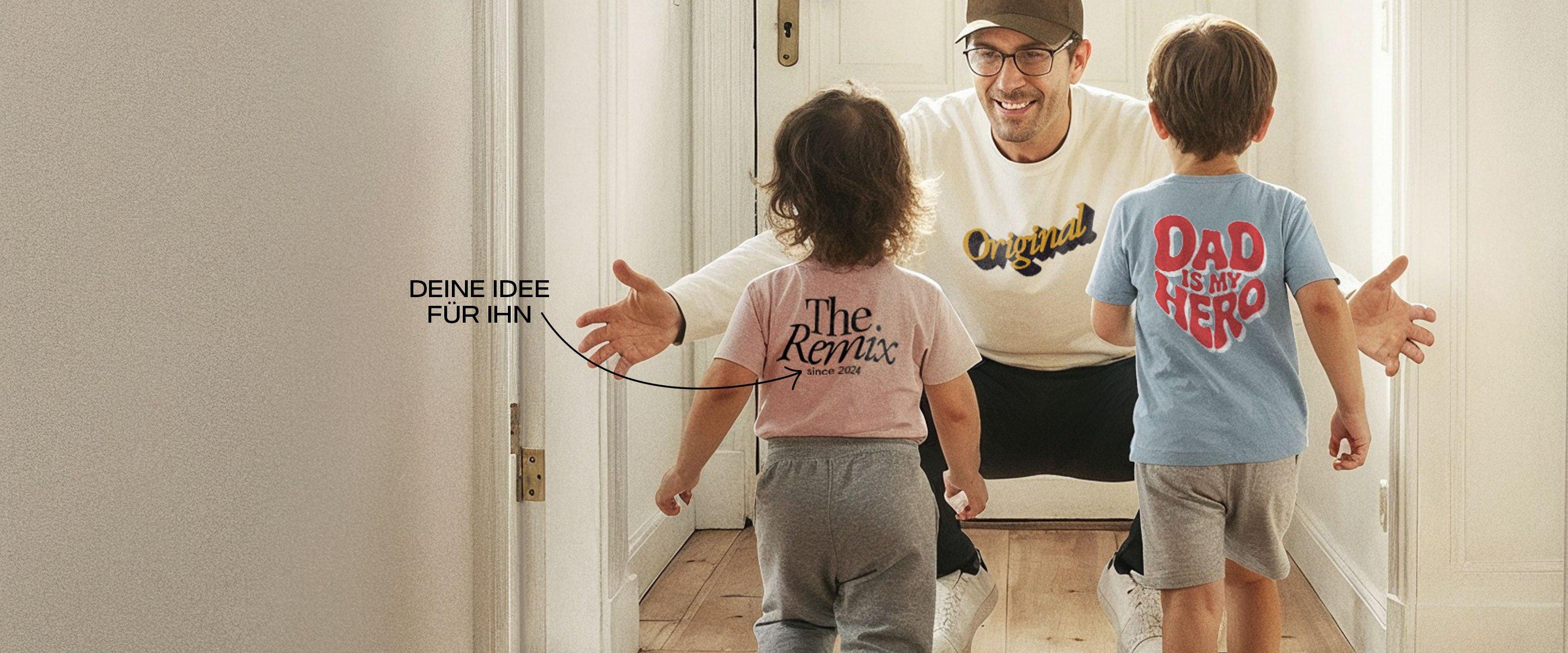 Zwei Kinder laufen auf ihren Vater zu, der sie mit offenen Armen empfängt; alle tragen personalisierte Shirts mit „The Remix“ und Platzhalter „Dein Text hier“.