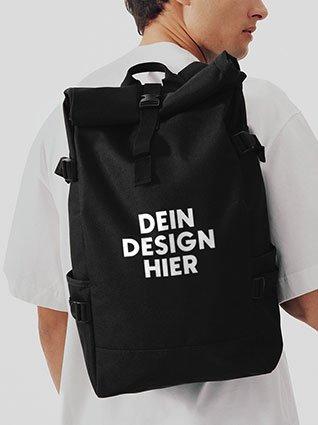 Mann trägt einen schwarzen Rucksack mit der Aufschrift „Dein Design hier“.
