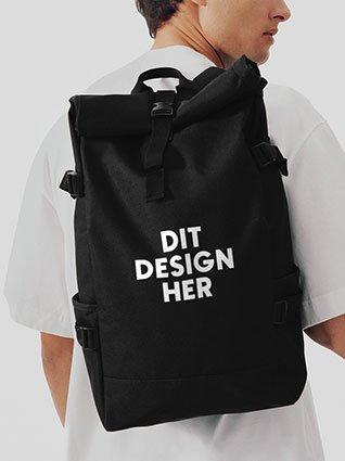 Manden bærer en sort rygsæk med påskriften "Dit design her".