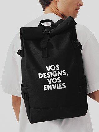 L'homme porte un sac à dos noir avec l'inscription « Vos idées, vos envies »
