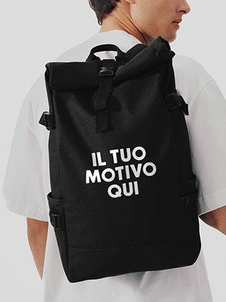 L'uomo porta uno zaino nero con la scritta "Il tuo motivo qui"