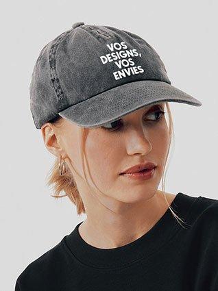 La femme porte une casquette de baseball grise avec l'inscription « Vos idées, vos envies ».