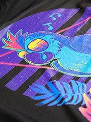 Camiseta negra con diseño colorido de loro azul con gafas, rodeado de elementos neón y hojas, en estilo retro ochentero
