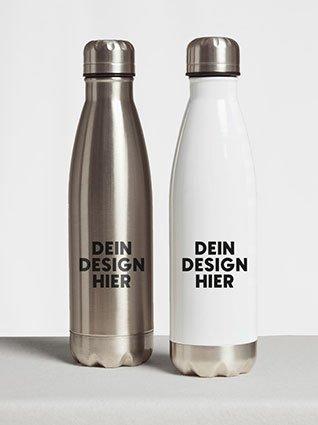 Zwei Edelstahl-Trinkflaschen, silbern und weiß, beide mit schwarzem Aufdruck „Dein Design hier“.
