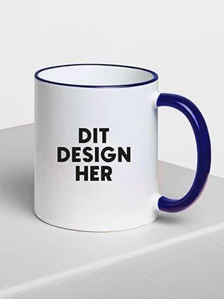 Hvidt keramikkrus med blåt hank, sort tryk "Dit design her" på forsiden.