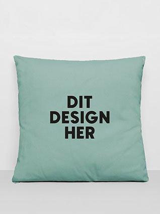 Firkantet pude i mintgrøn med sort tryk "Dit design her" i midten.