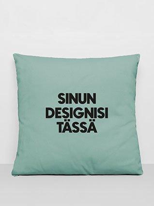Neliönmuotoinen tyyny mintunvihreä, keskellä musta ”Sinun designisi täällä” -painatus.