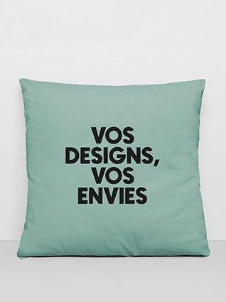 Coussin carré en vert menthe imprimé avec le texte noir « Vos idées, vos envies » au centre.