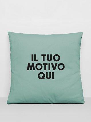 Cuscino quadrato verde menta, con stampa nera al centro "Il tuo motivo qui".