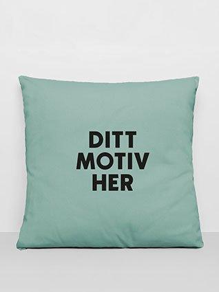Kvadratisk pute i mintgrønn, med svart påtrykk «Ditt motiv her» i midten.