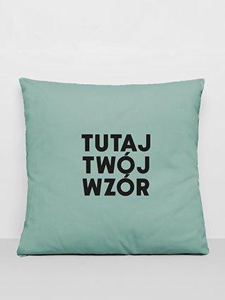 Kwadratowa poduszka w kolorze miętowej zieleni, z czarnym nadrukiem „Twój wzór tutaj” pośrodku.