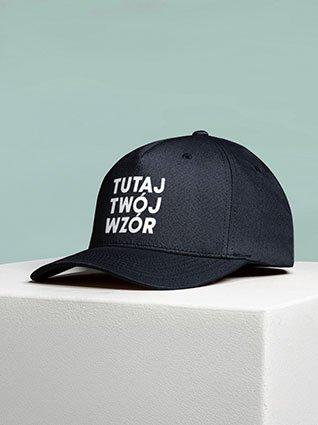 Czarna czapka z daszkiem na jasnym podkładzie, z przodu białe haftowane logo „Twój wzór tutaj”.