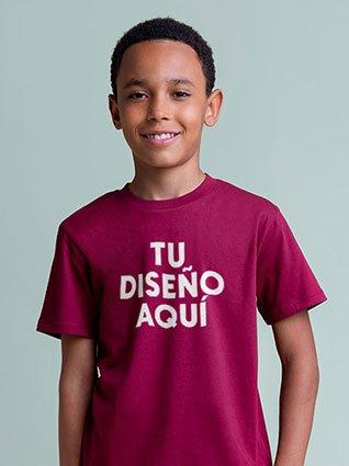 Niño usando camiseta color vino con la frase "TU DISEÑO AQUÍ" impresa en el frente