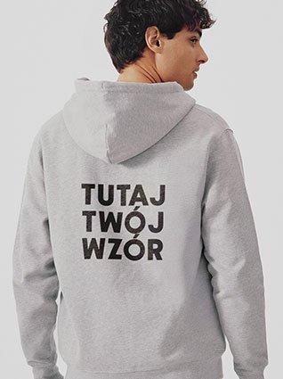 Mężczyzna nosi różową bluza z kapturem z czarnym nadrukiem „Twój wzór tutaj” z przodu.