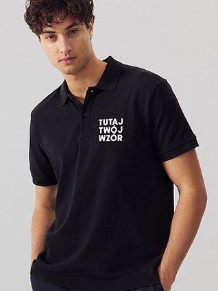 Mężczyzna nosi czarną koszulkę bez rękawów z białym nadrukiem „Twój wzór tutaj”.