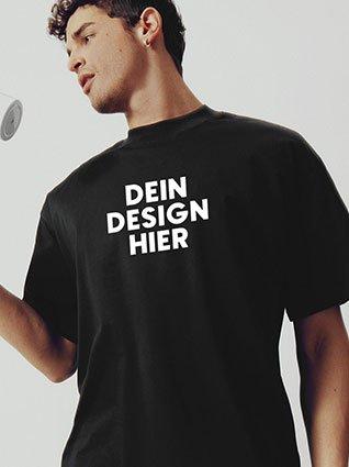 Mann trägt schwarzes T-Shirt mit der Aufschrift „Dein Design hier“.