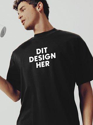 Mand bærer sort T-shirt med påskriften "Dit design her".